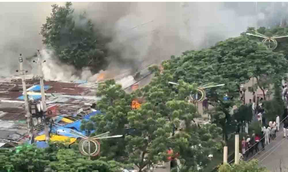 নারায়ণগঞ্জ হকার্স মার্কেটে আগুন, ৩০ দোকান পুড়ে ছাই